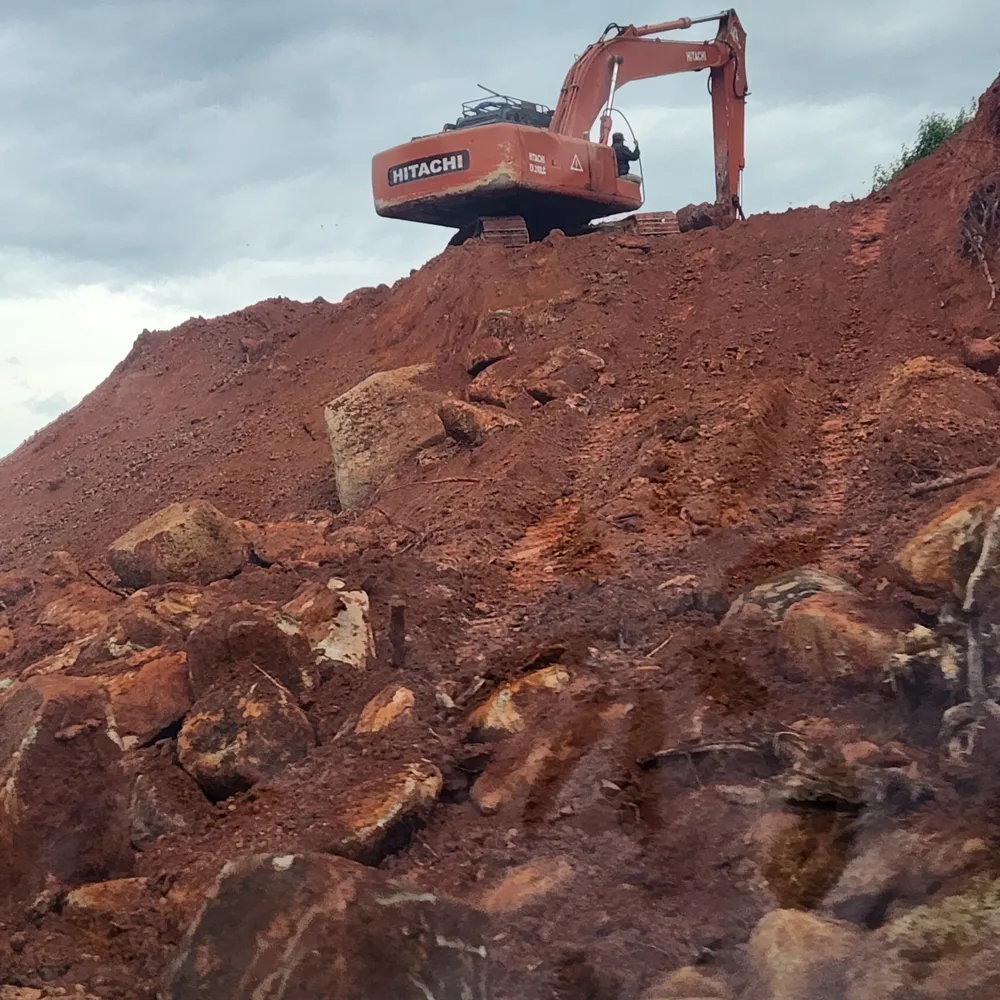 Một quả đồi bị sạt lở đang được san gạt.jpg