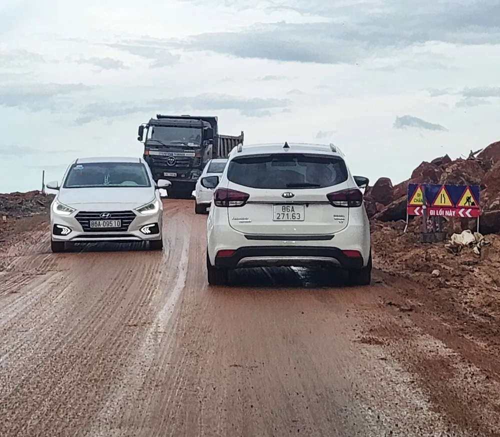 Mưa lớn gây sạt lở đất làm đường trơn trượt.jpg