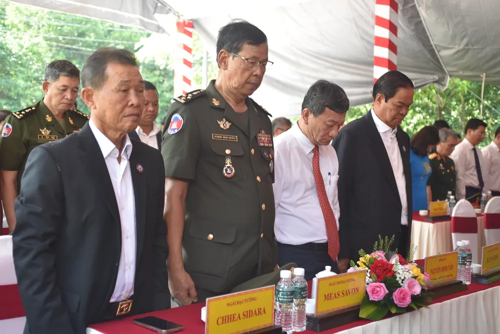 Đoàn lãnh đạo Campuchia dành một phút mặc biệm các anh hùng liêt sĩ tại di tích Ban Tuyên huấn Trung ương Cục miền Nam. Ảnh HOÀNG BẮC.JPG
