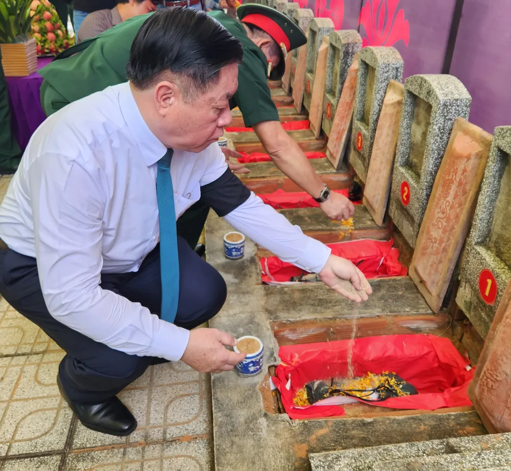 Đồng chí Trưởng Ban Tuyên giáo Trung ương Nguyễn Trọng Nghĩa tham gia an táng các hài cốt liệt sĩ ở nghĩa trang Đồi K82, Tân Biên.jpg