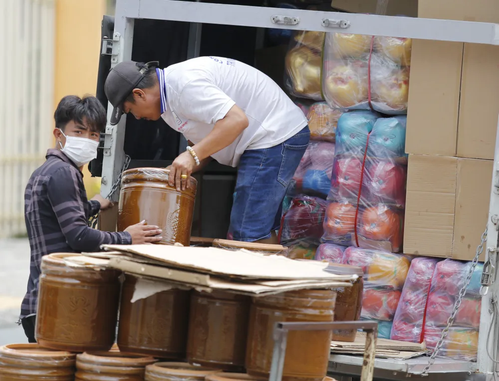 Ảnh 1 Hàng gốm sứ được vận chuyển đến và đi  bằng đường bộ.JPG