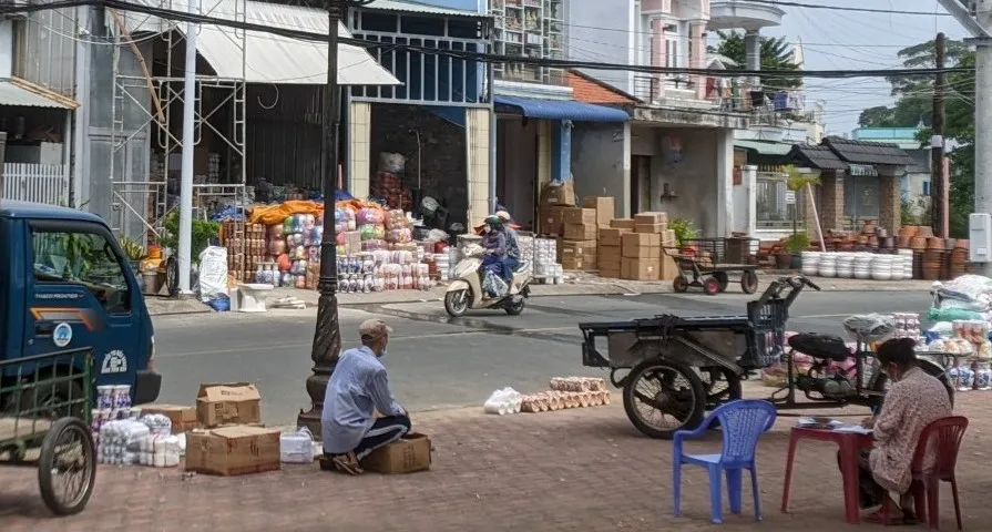 Ảnh 6 Phố gốm sứ Lái Thiêu tất bật vào mùa kinh doanh tết.jpg