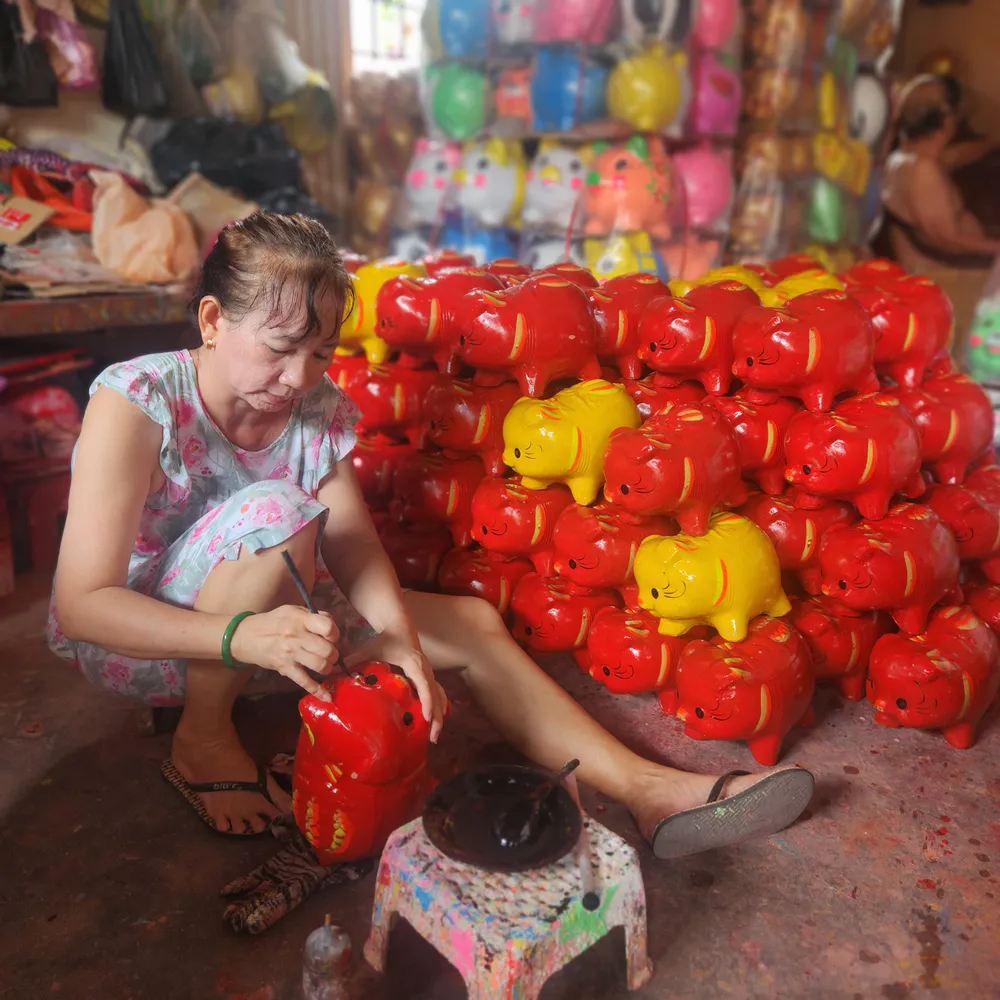 Ảnh 7 Vẽ hoa văn trang trí trên heo đất.jpg