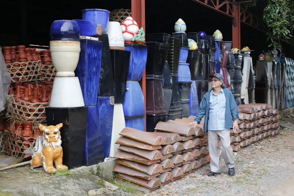 Ảnh 8 Du khách tham quan một cơ sở trưng bày sản phẩm gốm sứ.JPG