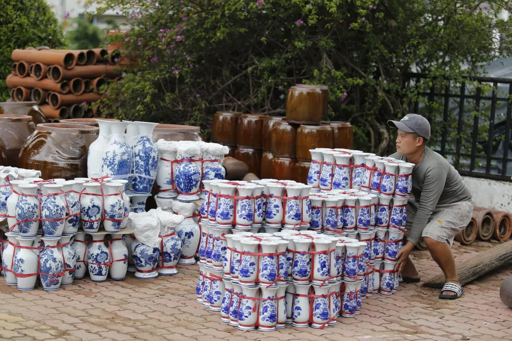 Ảnh 9 Đưa hàng gốm sứ xuống thuyển.JPG