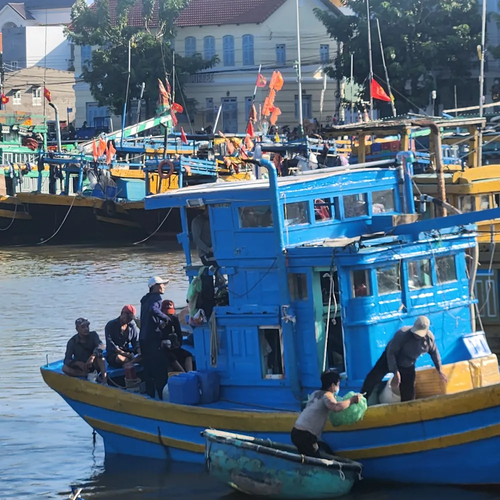 Ảnh 3 Chuẩn bị hậu cần cho chuyến ra khơi vào buổi tối.jpg