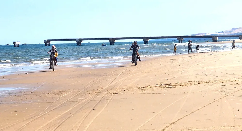 Ảnh 7 Trẻ em địa phương vui chơi trên bãi biển.jpg