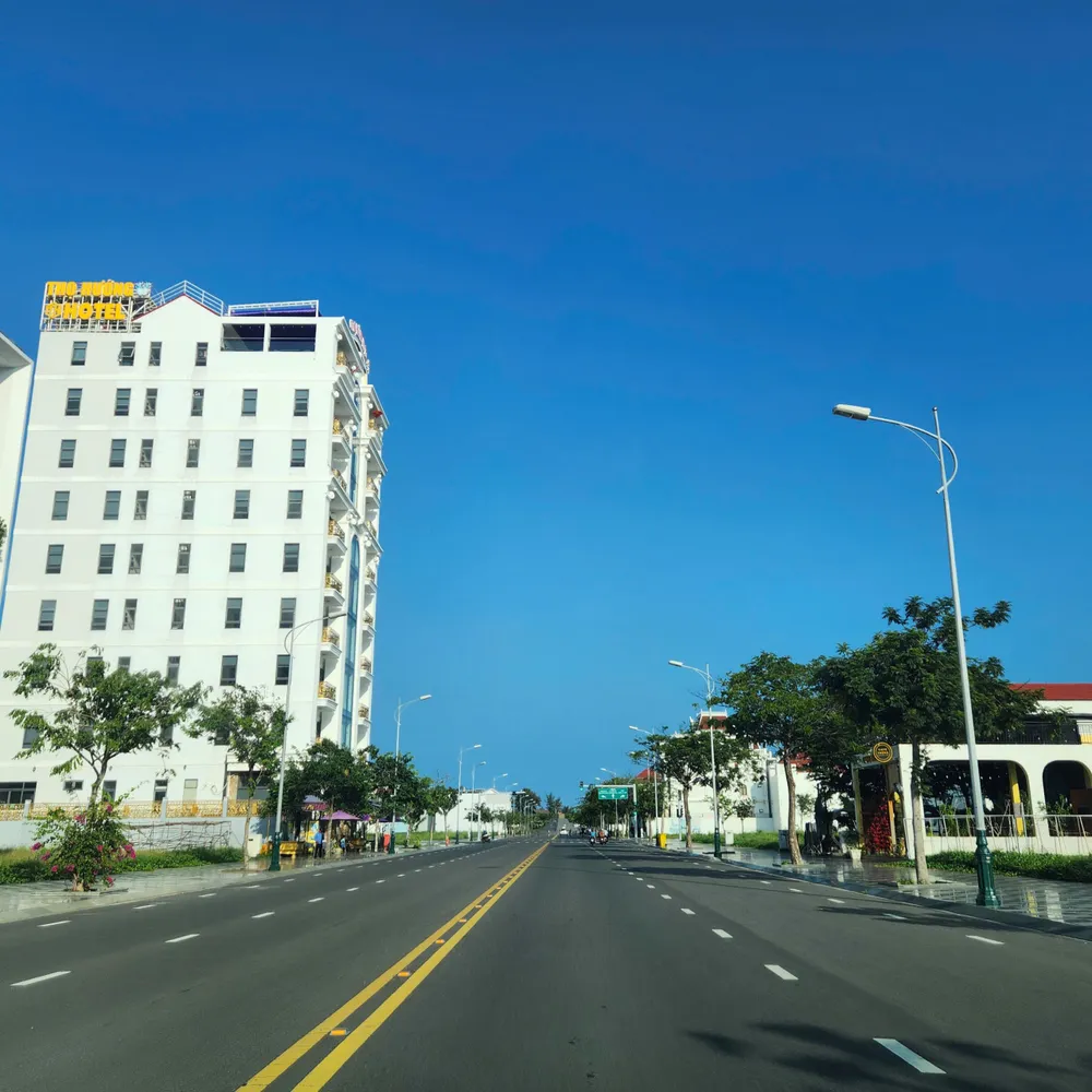 Ảnh 8 Nhiều đường phố trong khu đô thị du lịch biển Phan Thiết được đầu tư hiện đại.jpg