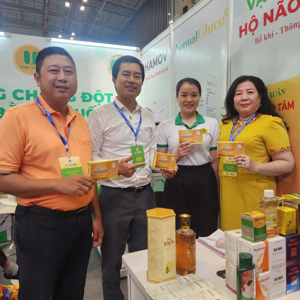 Giới thiệu các sản phẩm của Công ty Vạn Xuân tại Hội chợ Dược liệu 2024.jpg