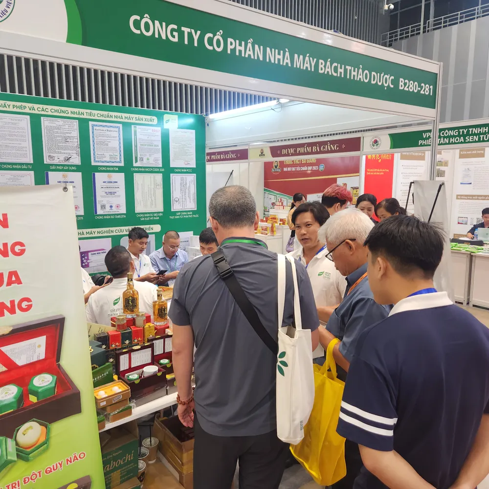 Khách hàng tỉm hiểu sản phẩm dược liệu Đông y.jpg