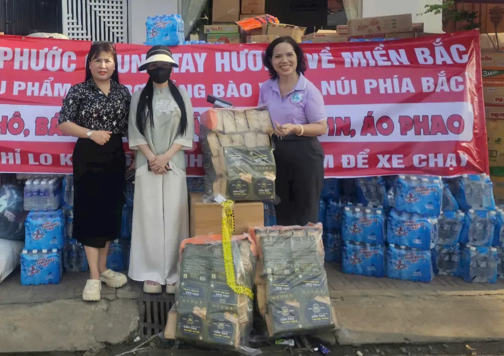 Chị Mạc Thị Thanh Bình (ngoài cùng bên phải)  cùng các nhà hảo tâm quyên góp hàng hóa nhu yếu phẩm ủng hộ đồng bào miền Bắc sau cơn bão  số 3.jpg