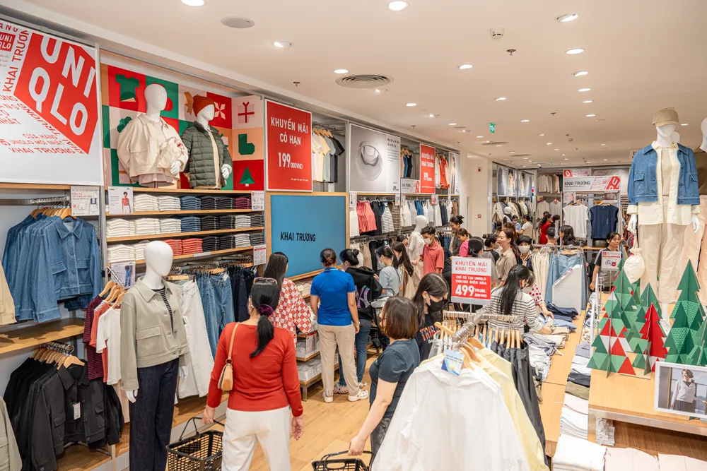 05 - Nhiều khách hàng tranh thủ mua sắm nhân dịp khai trương UNIQLO VINCOM BIÊN HÒA - 2.jpg.jpg