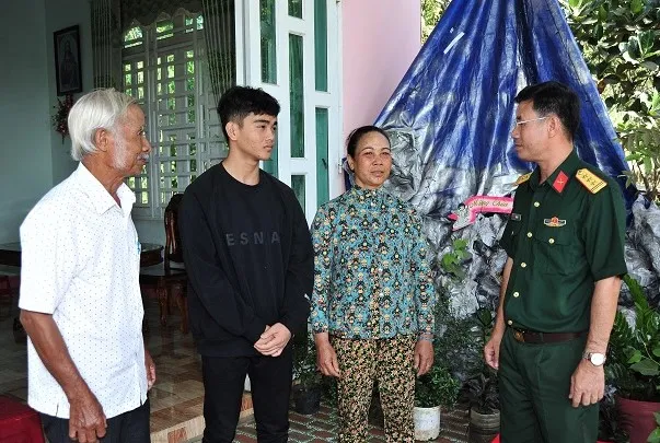 Ban CHQS huyện Xuân Lộc tuyên truyền công tác tuyển quân tại gia đình đồng bào dân tộc Chơ ro.jpg