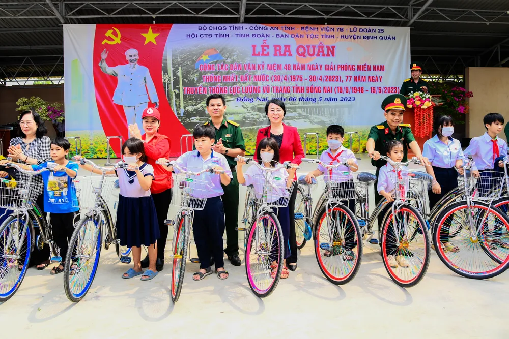 Bộ CHQS tỉnh trao tặng xe đạp cho học sinh trong đợt dân vận tại huyện Định Quán.JPG