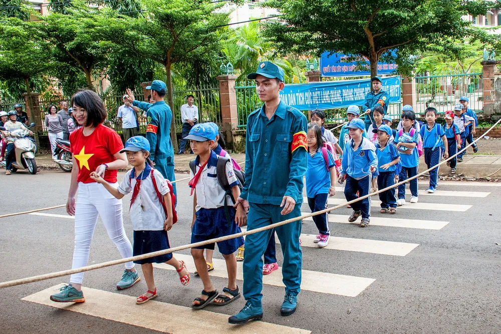 Dân quân thành phố Long Khánh giúp học sinh đến trường an toàn.jpg