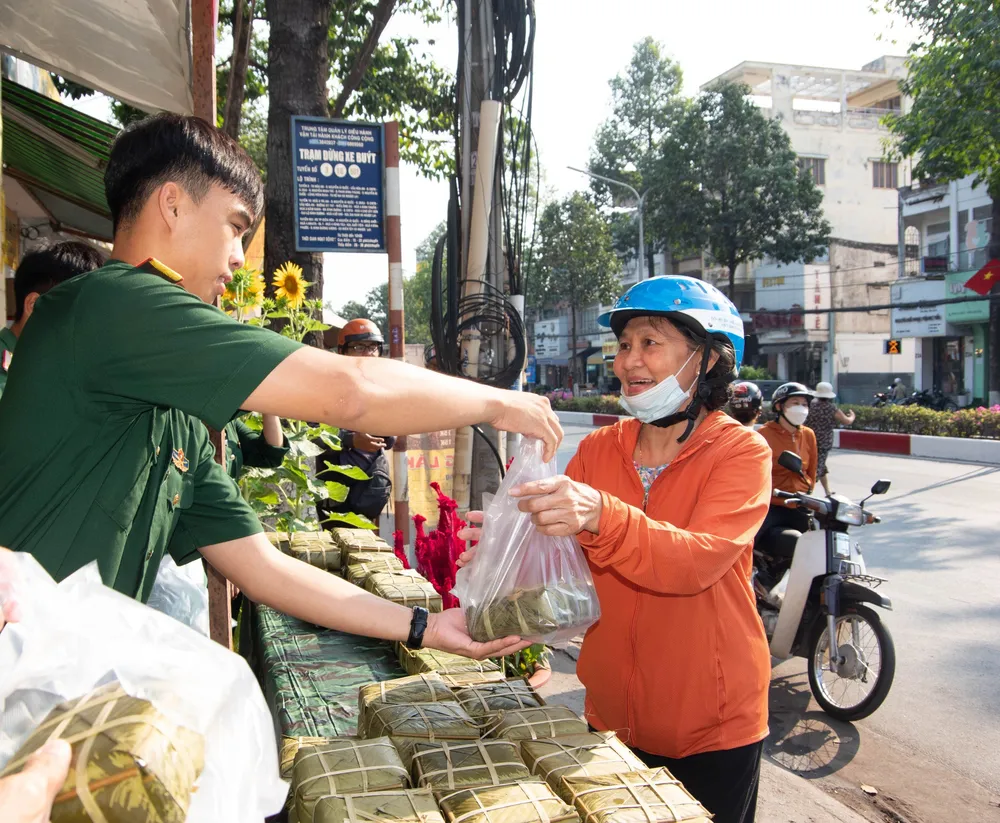 Trao tặng quà Tết cho các gia đình có hoàn cảnh khó khăn.jpg
