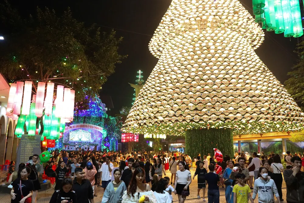 Người dân TP Biên Hoà đến nhà thờ chụp hình, trải nghiệm không khí Giáng sinh. Ảnh HOÀNG BẮC.jpg