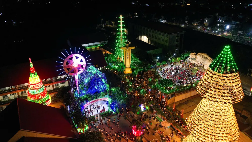 Nhà thờ Hà Phát (TP Biên Hoà, tỉnh Đồng Nai ) chuẩn bị đón Giáng sinh. Ảnh HOÀNG BẮC.jpg