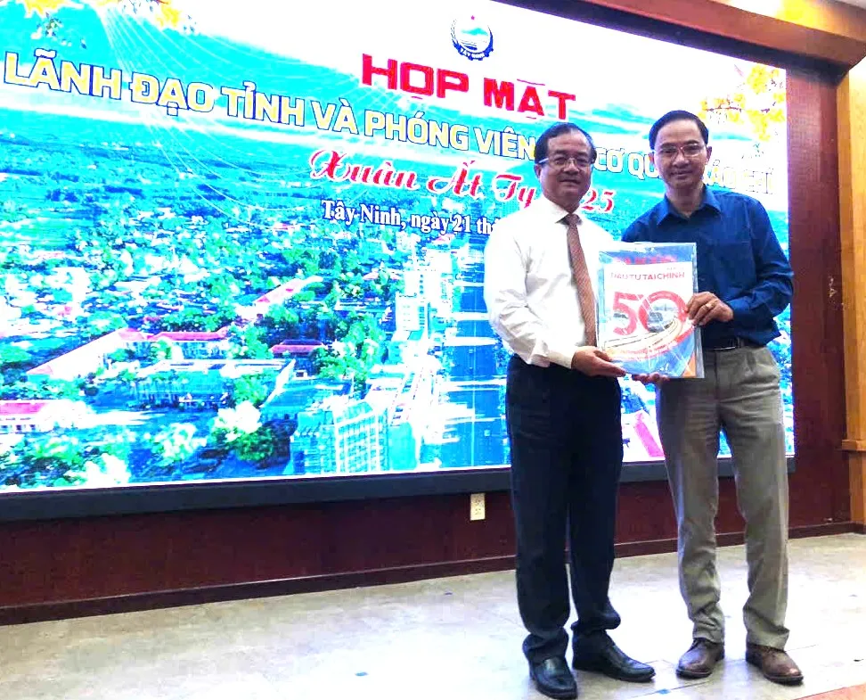 Tặng báo Xuân SGGP cho lãnh đạo tỉnh Tây Ninh.jpg