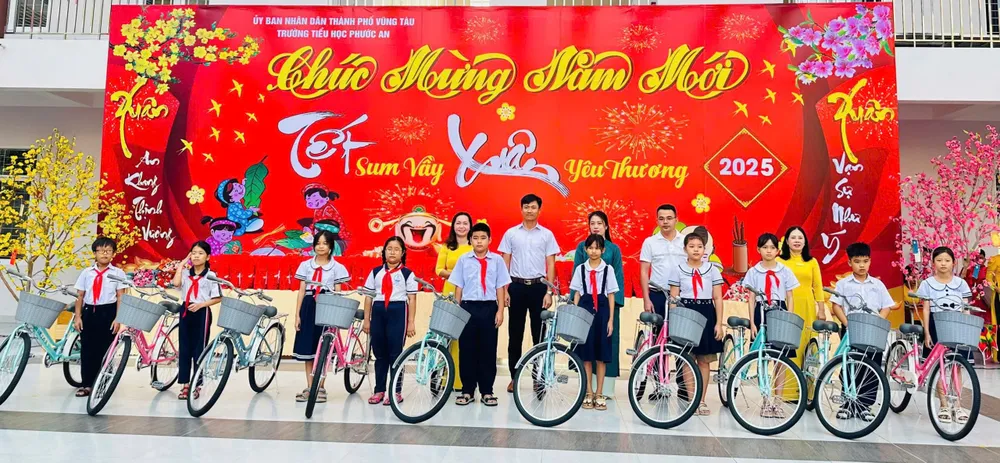 Trao tặng xe đạp cho các học sinh có hoàn cảnh khó khăn.jpg