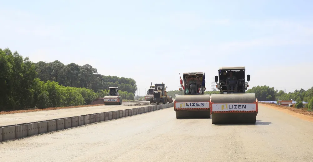 Thi công lu nền dự án đường cao tốc Biên Hòa - Vũng Tàu, đoạn qua huyện Long Thành, tỉnh Đồng Nai, ảnh HOÀNG BẮC.jpg