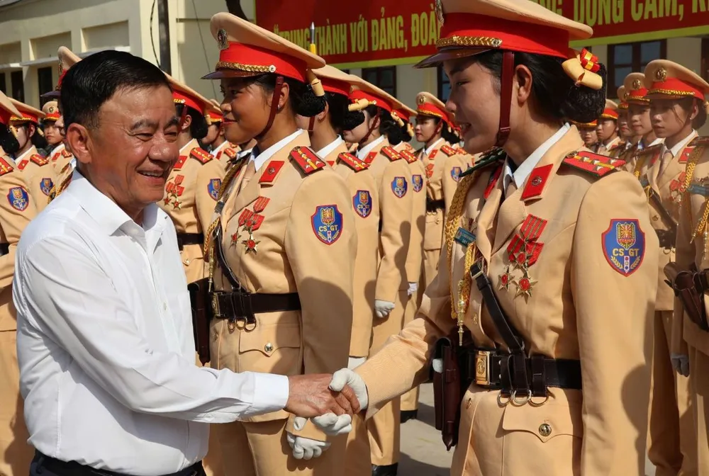 Thường trực Ban Bí thư Trần Cẩm Tú thăm hỏi, động viên các cán bộ, chiến sĩ cảnh sát giao thông