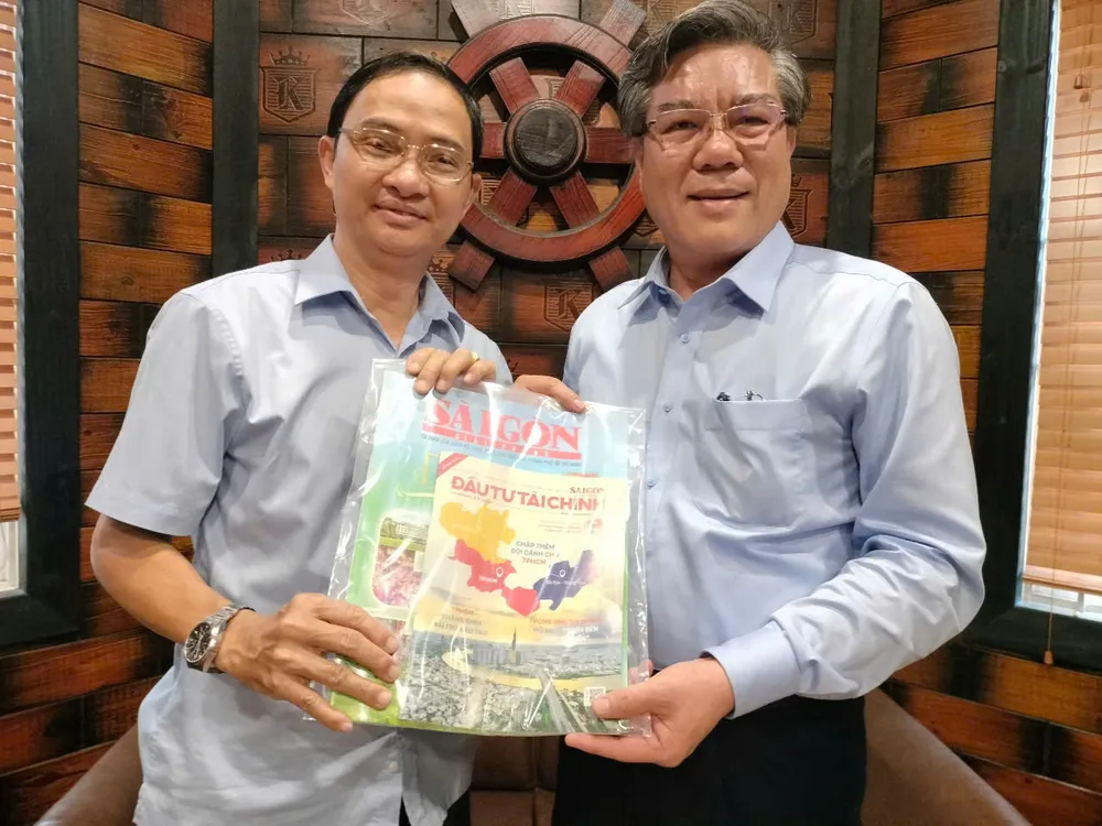 Ảnh 4 -Nhà báo Văn Phong, Trưởng Báo Sài Gòn Giải Phóng tại Khu vực Đông Nam bộ tặng Đặc san 30- 4 cho Phó Chủ tịch UBND tỉnh Đồng Nai Dương Minh Dũng.jpg