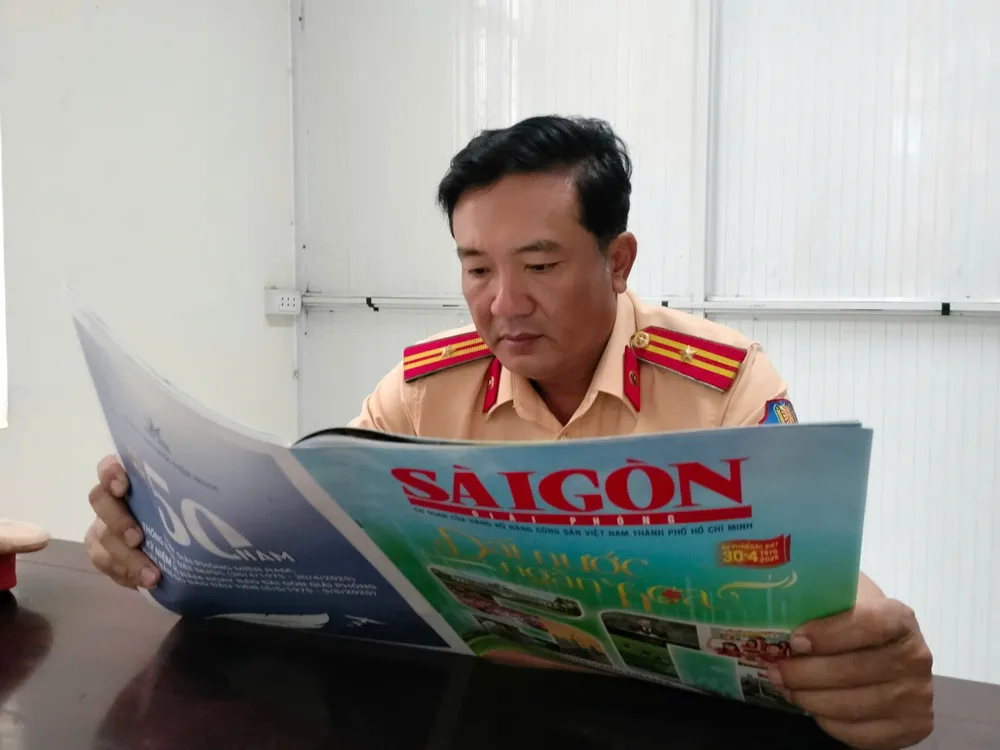 ảnh 6- Đặc SGGP phát hành đến Trạm CSGt Ngã 3 Thái Lan (Phòng CSGT Đồng Nai).jpg