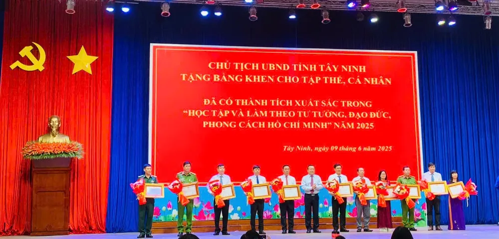 Đồng chí Phạm Hùng Thái, Phó Bí thư Thường trực Tỉnh ủy, Trưởng đoàn Đại biểu Quốc hội tỉnh Tây Ninh trao tặng Bằng khen cho các tập thể đạt thành tích xuất sắc trong học tập và làm theo tư tưởng, đạo đức, phong cách Hồ Chí Minh trong 10 năm qua