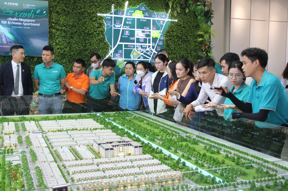 Khách hàng xem họa đồ thiết kế dự án.JPG