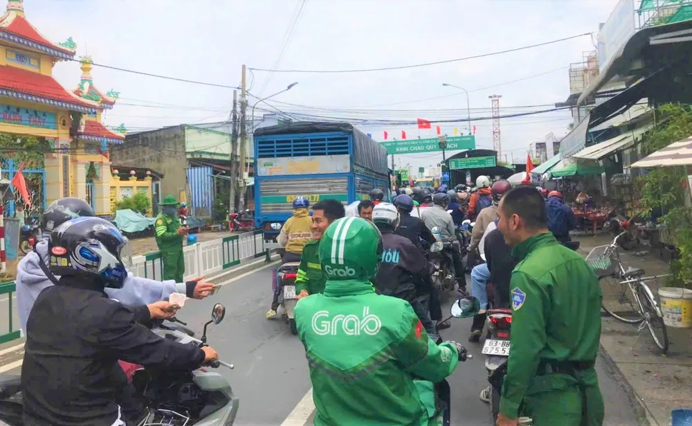 Dòng xe về cầu Cát Lái.jpg