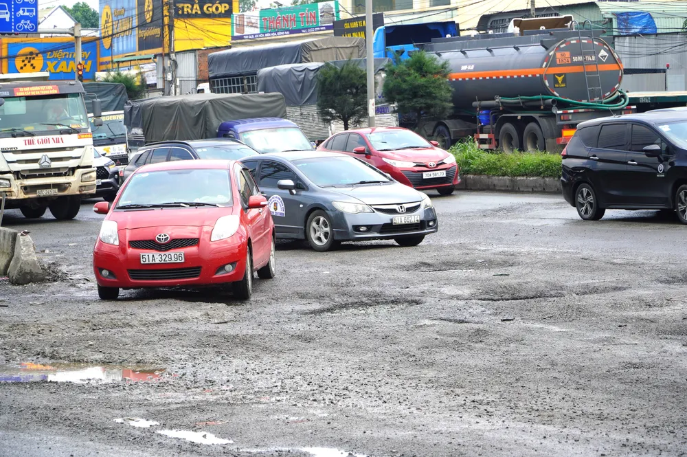 10- Đoạn phía trước cổng bệnh viện SingMark chi chít những ổ gà, ổ voi.JPG