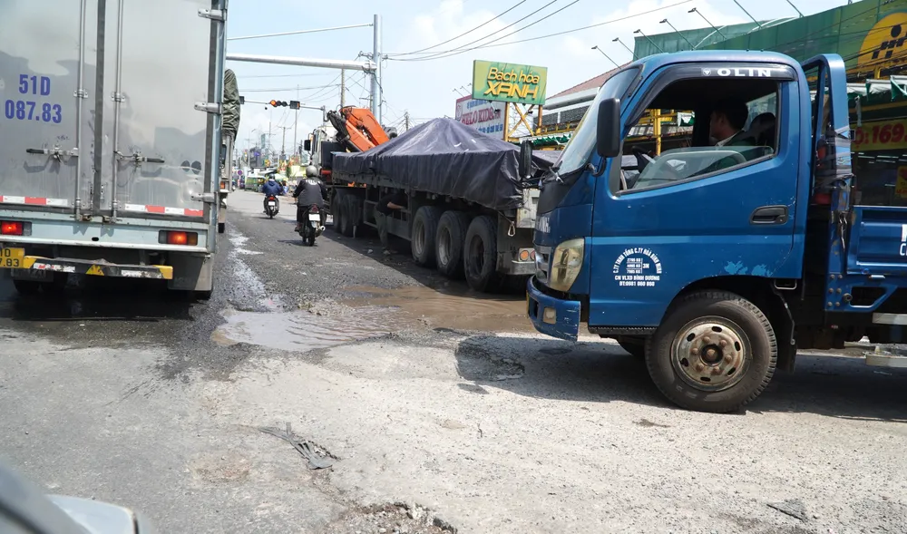 13- Người dân cho biết đoạn km37-390 Quốc lộ 51 bị hư hỏng nặng và thường xuyên xảy ra tai nạn giao thông nghiêm trọng.JPG