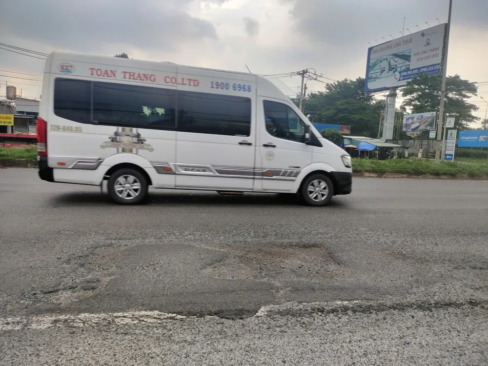 5- Quốc lộ 51 đoạn trước cổng Khu công nghiệp Long Thành, tỉnh Đồng Nai  xuống cấp nghiêm trọng, nhiều ổ gà xuất hiện gây khó khăn cho người đi đường. Ảnh HOÀNG BẮC.jpg