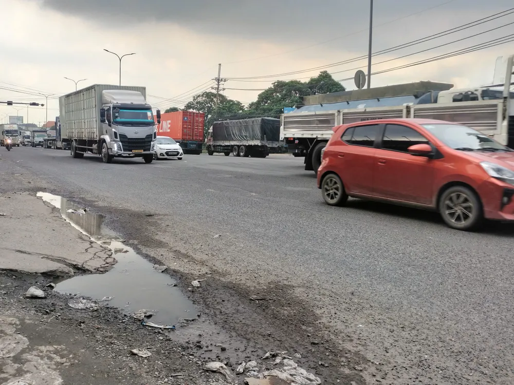 6- Nước mưa đọng lại trên mặt Quốc lộ qua phường Tam Phước, tỉnh Đồng Nai. Ảnh HOÀNG BẮC.jpg