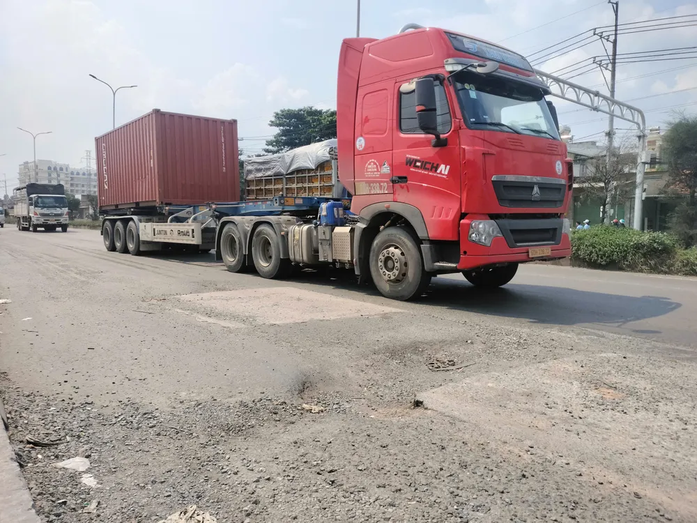 7- Rất nhiều khu vực trên Quốc lộ 51 qua địa bàn tỉnh Đồng Nai đã hư hỏng nặng nhưng chưa được sửa chữa. Ảnh HOÀNG BẮC.jpg