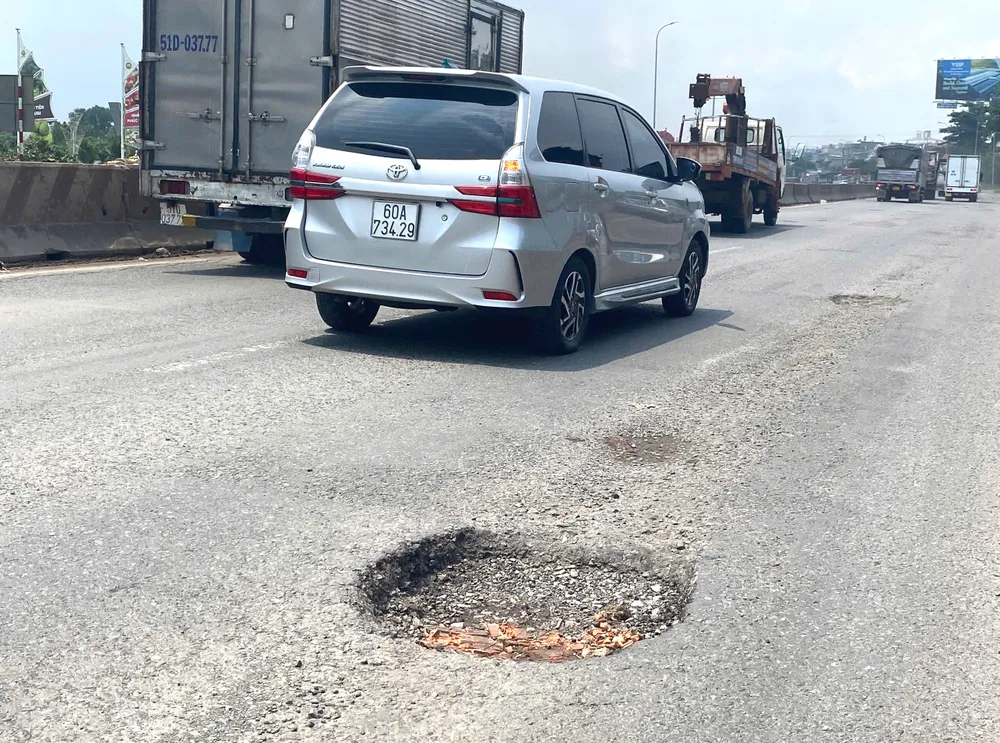 8- Đoạn đường mới sửa chưa được một năm nhưng đã hư hỏng.jpg