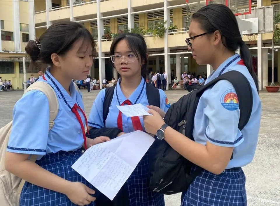 Thí sinh trao đổi trước giờ thi tại điểm thi THCS-THPT Trần Đại Nghĩa