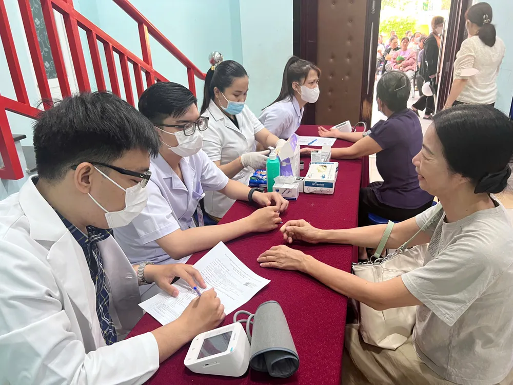 Đội ngũ y, bác sĩ Bệnh viện Đại học Y Dược TPHCM khám, tư vấn sức khỏe cho người cao tuổi tại phường Tân Hưng.jpg