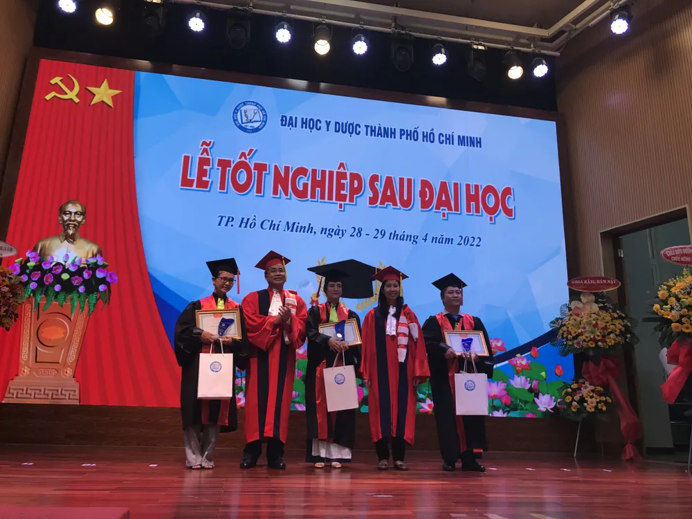 Các học viên xuất sắc nhận bằng khen và cúp lưu niệm