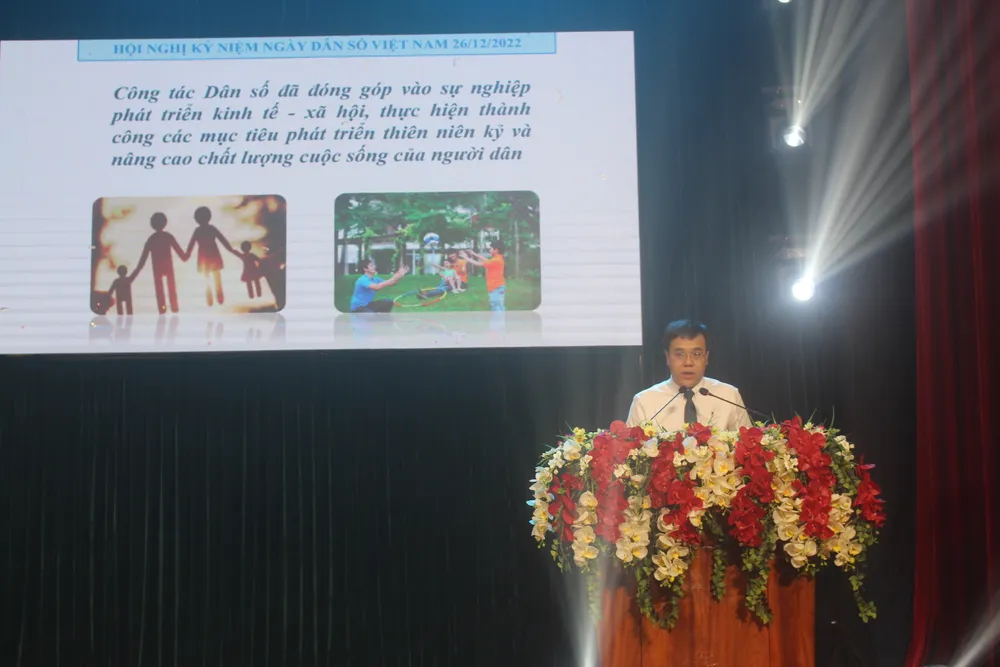 Ông Phạm Chánh Trung, Chi Cục trưởng Chi cục Dân số - Kế hoạch hóa gia đình TPHCM báo cáo tại hội nghị