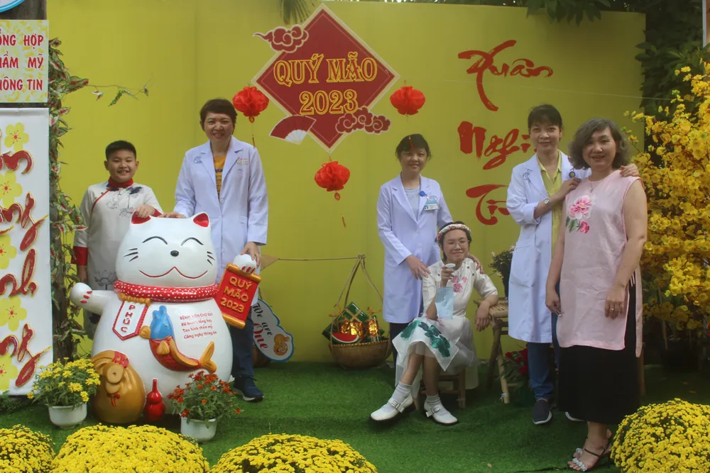 Các bác sĩ và gia đình tranh thủ chụp ảnh kỷ niệm với tác phẩm của mình.