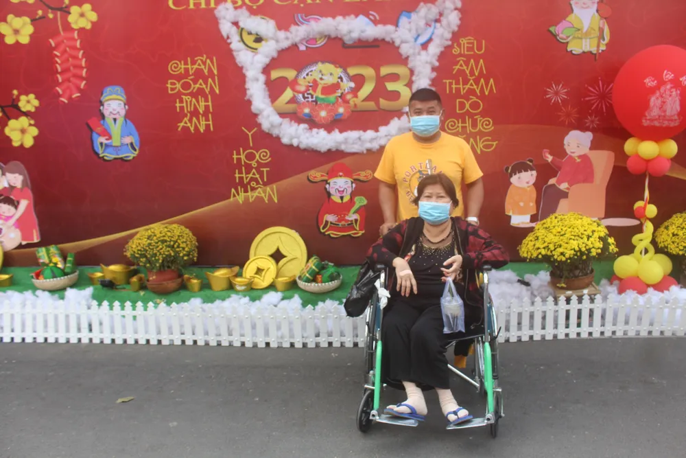 Bệnh nhân và người nhà lưu lại những hình ảnh khi phải điều trị trong tết