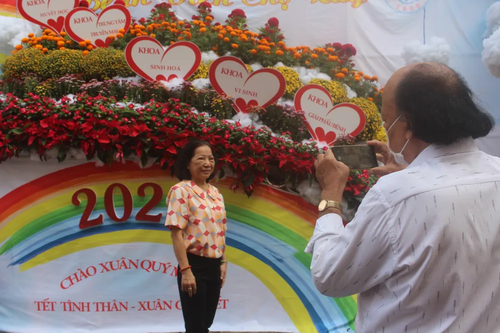 Bệnh nhân và người nhà chụp ảnh tại đường hoa