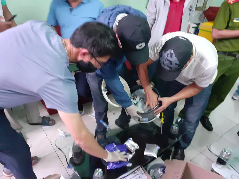 Bắt đối tượng vận chuyển 4,5kg nghi ketamine và 3.000 viên ma túy tổng hợp ảnh 1