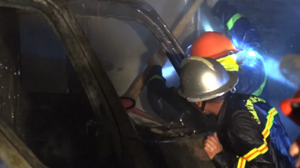 Đà Nẵng: Cháy kho hàng, hai xe tải bị thiêu trụi ảnh 2