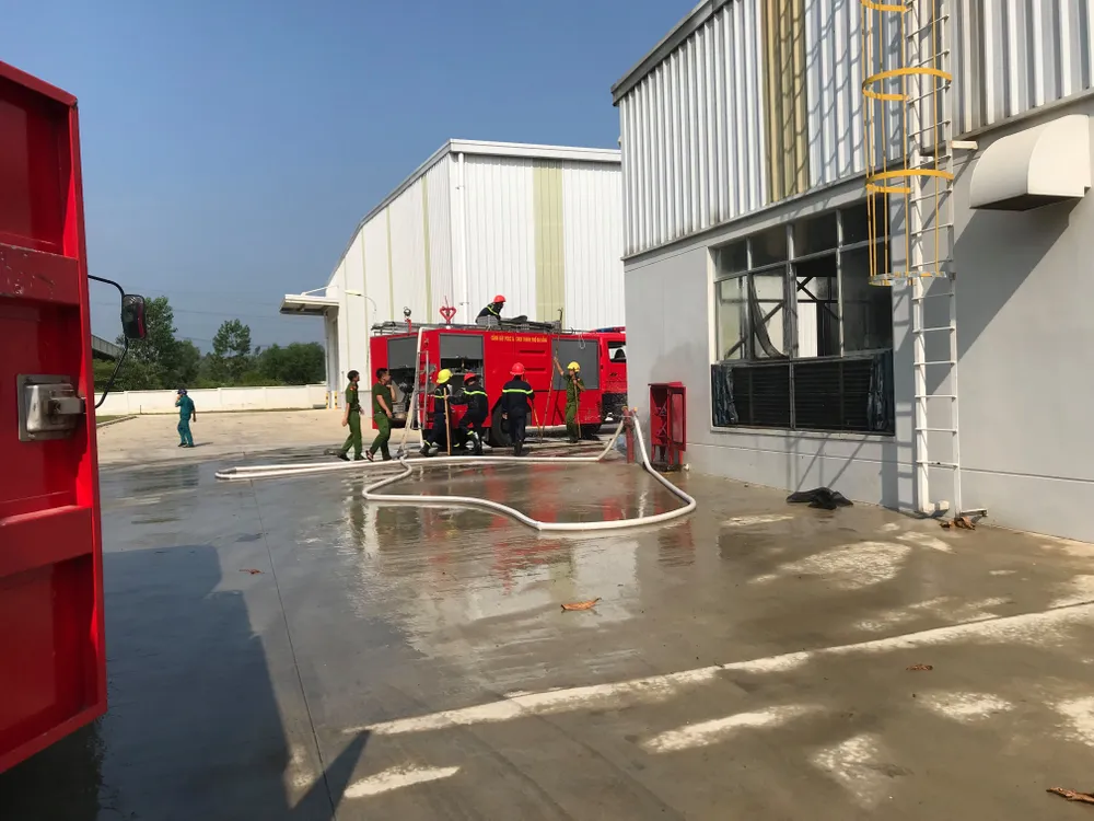 Cháy kho nhà máy bao bì, 2 công nhân bị ngạt khói ảnh 2