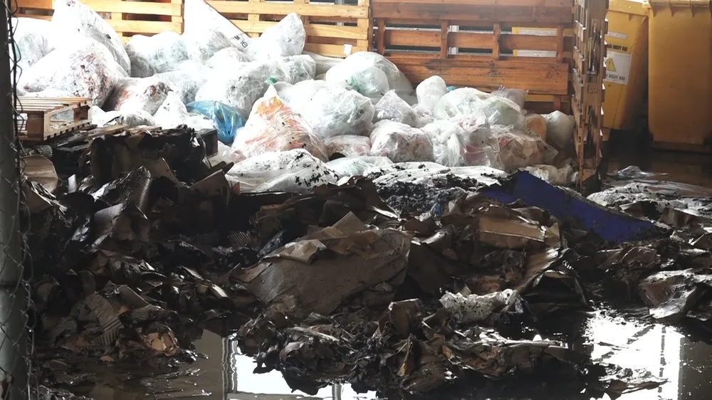 Cháy kho nhà máy bao bì, 2 công nhân bị ngạt khói ảnh 1