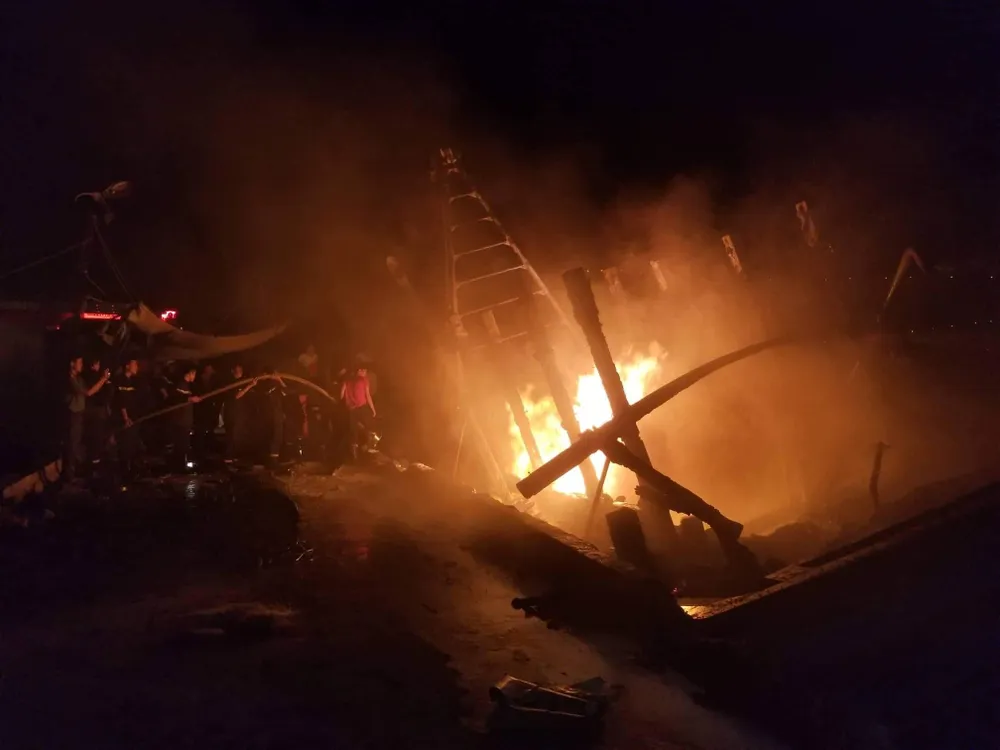 Sau 2 giờ đồng hồ, vụ cháy mới được dập tắt hoàn toàn