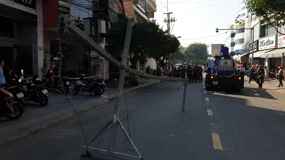 Trục tời đang thi công rơi trúng người đi đường  ảnh 1
